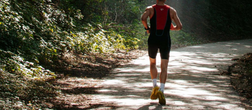 Rekom Läufe sind die langsamsten Läufe, die geplant werden. Auch wenn manche Läufer:innen das Gefühl haben, nicht von der Stelle zu kommen oder keinen Trainingsfortschritt zu erzielen, haben die Rekom Läufe eine Berechtigung: sie wirken sich positiv auf die Gesundheit aus.