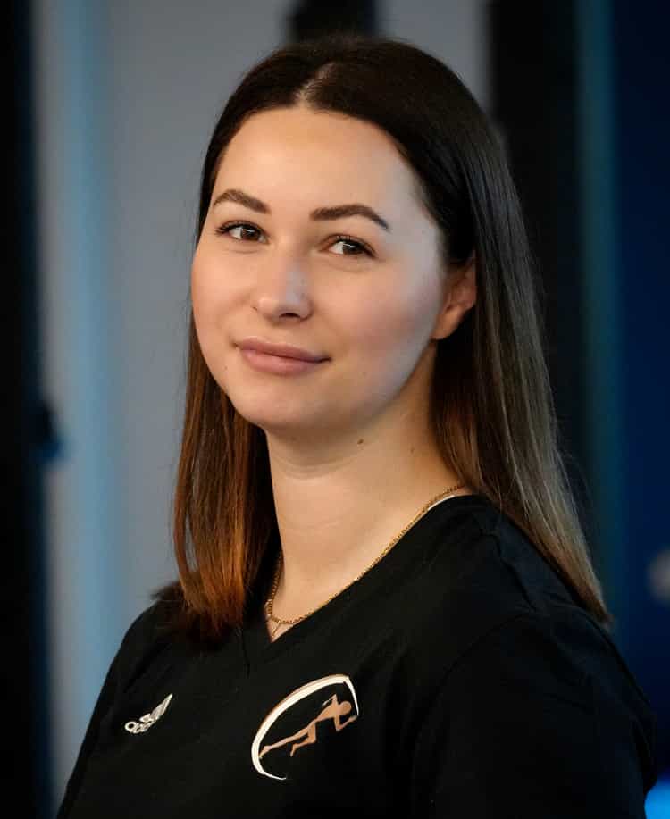 Julia Tezlav ist Physiotherapeutin in der REHA-diesportstrategen